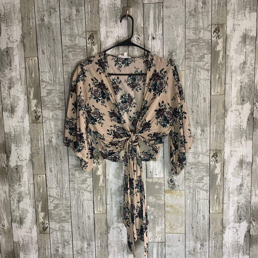 NWOT Beginning Brand Floral Wrap